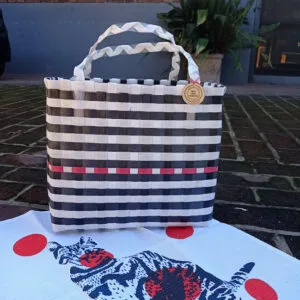 Bolso rígido de zunchos reciclados (negro-blanco-rojo)