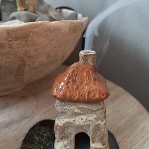 Casita Sahumadora de Cerámica Gres: Pieza Única Artesanal para Perfumar el Hogar