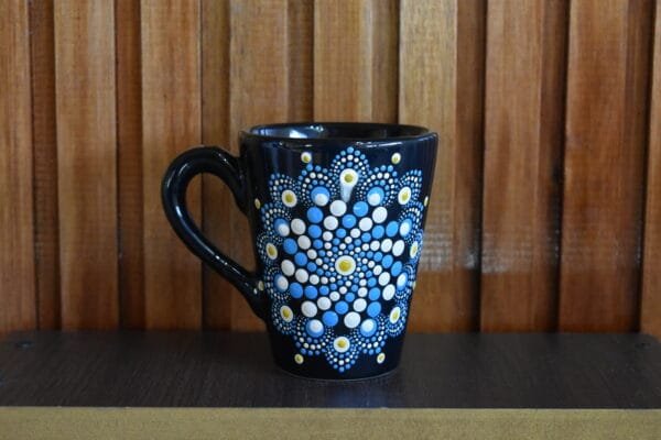 Taza cerámica negra mandala escarapela