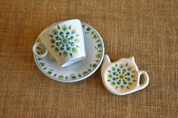 COMBO 1: Taza de té con plato de porcelana + posa saquito verde/celeste