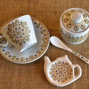 COMBO 2: Taza de té con plato de porcelana + posa saquito + azucarera marrón