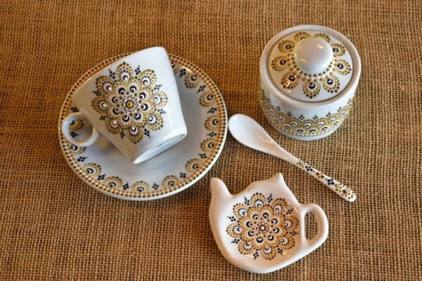 COMBO 2: Taza de té con plato de porcelana + posa saquito + azucarera marrón