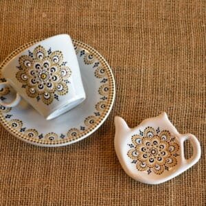 COMBO 1: Taza de té con plato de porcelana + posa saquito marrón