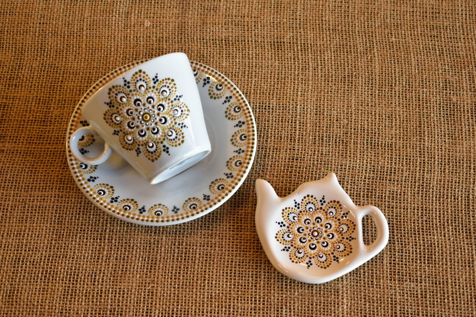 COMBO 1: Taza de té con plato de porcelana + posa saquito marrón