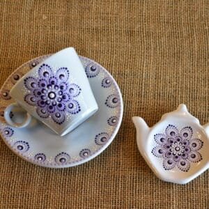 COMBO 1: Taza de té con plato de porcelana + posa saquito lila
