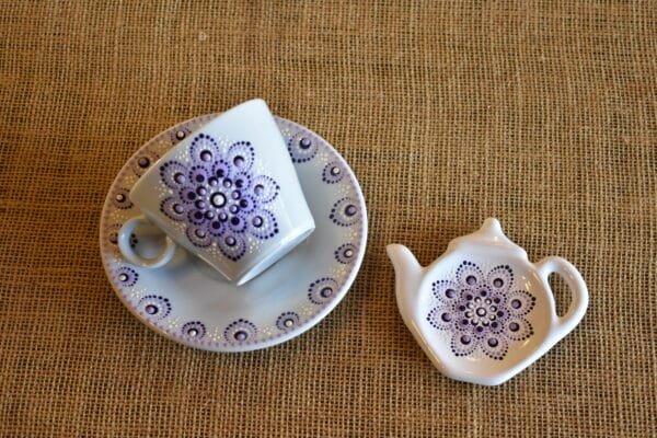 COMBO 1: Taza de té con plato de porcelana + posa saquito lila
