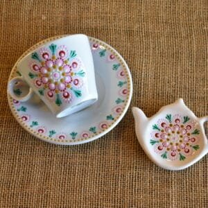 COMBO 1: Taza de té con plato de porcelana+ posa saquito rosa