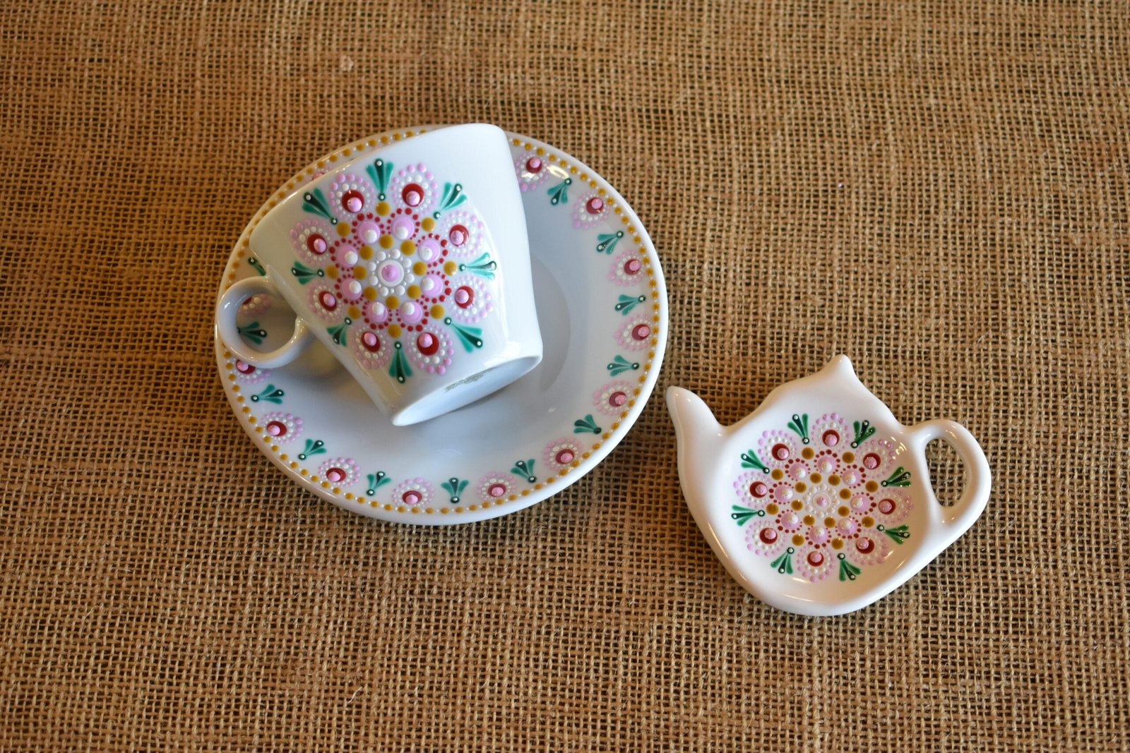 COMBO 1: Taza de té con plato de porcelana+ posa saquito rosa