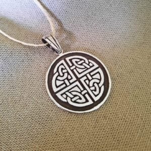 Colgante Nudo Celta Perenne en Plata .925 – Símbolo de Eternidad