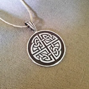 Colgante Nudo Celta Perenne en Plata .925 – Símbolo de Eternidad