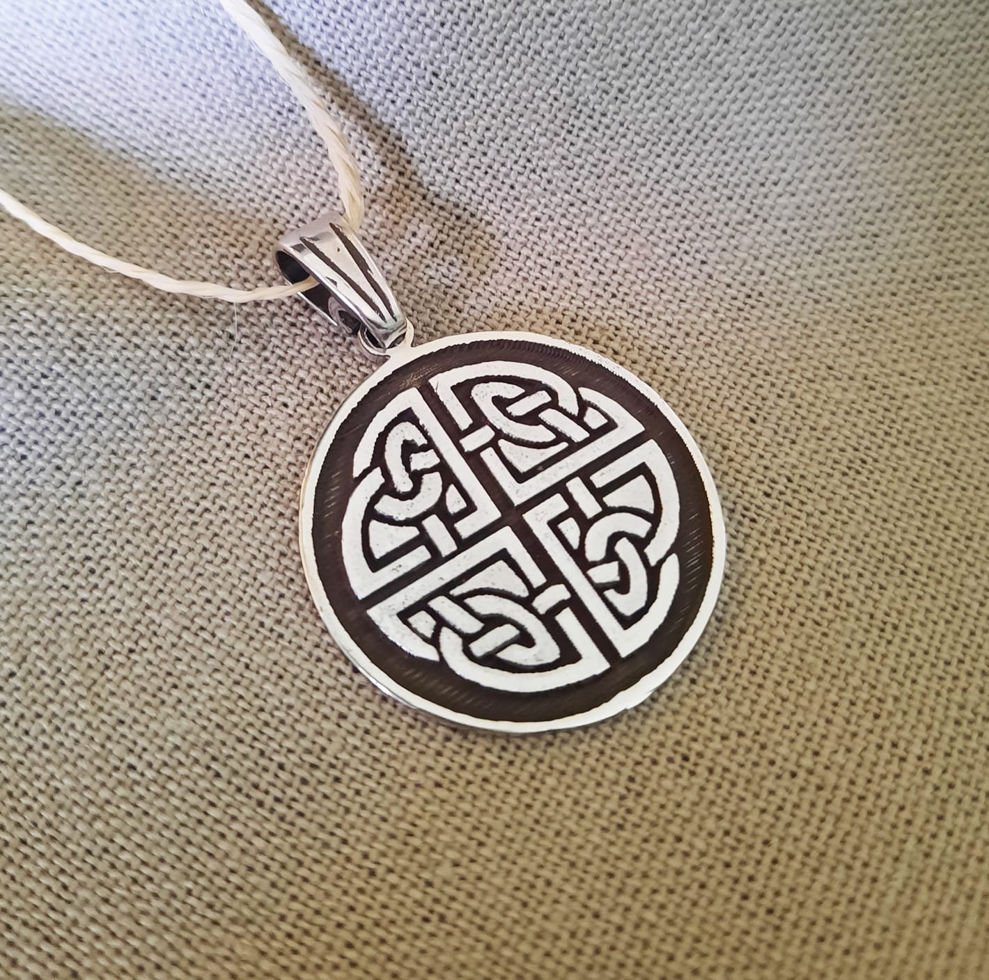 Dije circular de plata 925 con diseño intrincado de nudo celta perenne