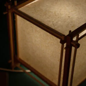 Lámpara de madera y bambú con pantalla de papel artesanal (modelo Q-VO)