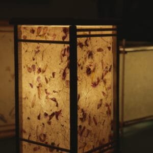 Lámpara de madera y bambú con pantalla de papel artesanal (modelo M1)