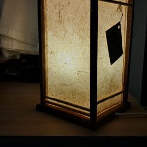 Lámpara de madera y bambú con pantalla de papel artesanal (modelo M1)