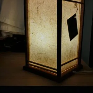 Lámpara de madera y bambú con pantalla de papel artesanal (modelo M1)