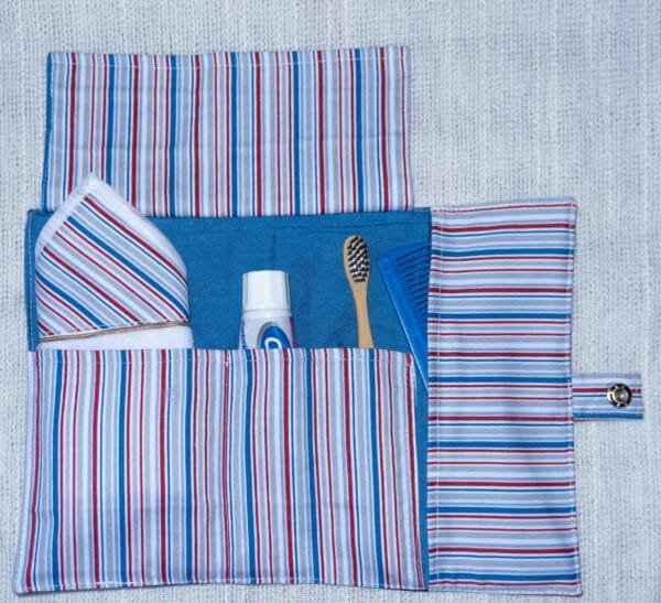 Estuche bucal azul con toalla