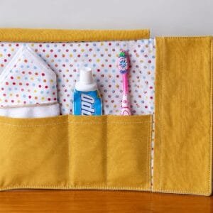 Estuche bucal verde y amarillo con toalla