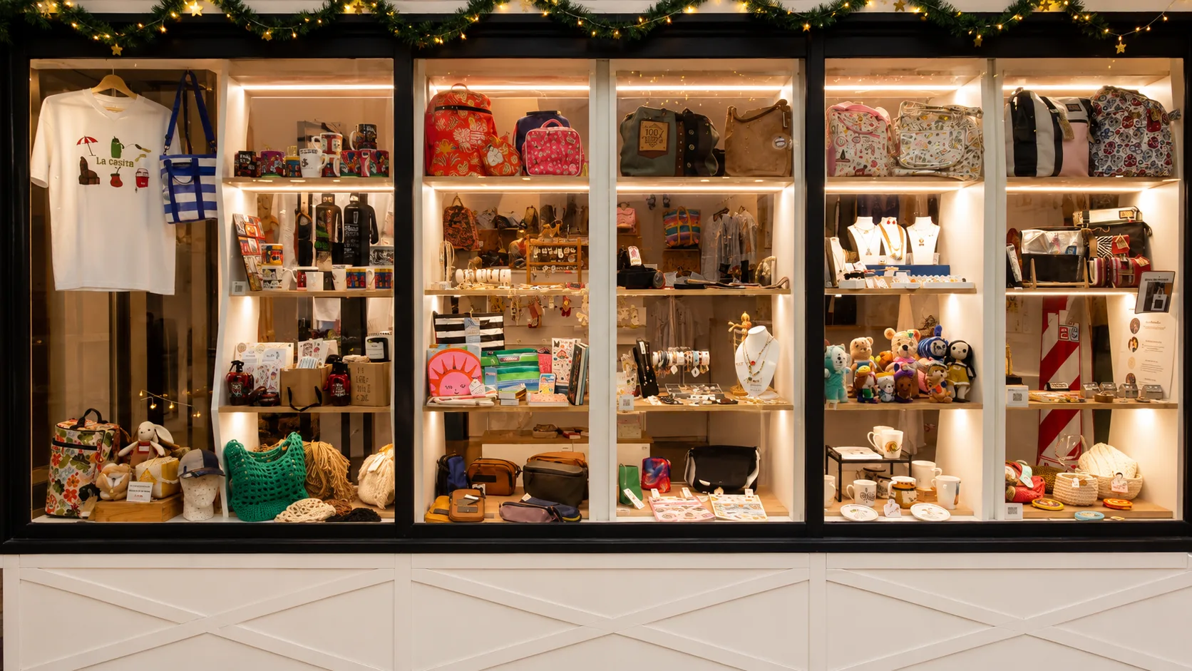 Vidriera y pasillo de EmprendeDoor en Galer&iacute;as Belgrano