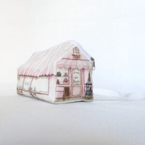 Cartuchera Casita chocolate artesanal con diseño exclusivo, cierre y correa para traslado