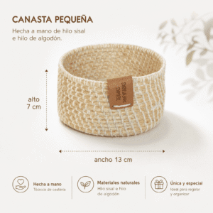 Canasta pequeña hecha a mano de hilo sisal e hilo de algodón.