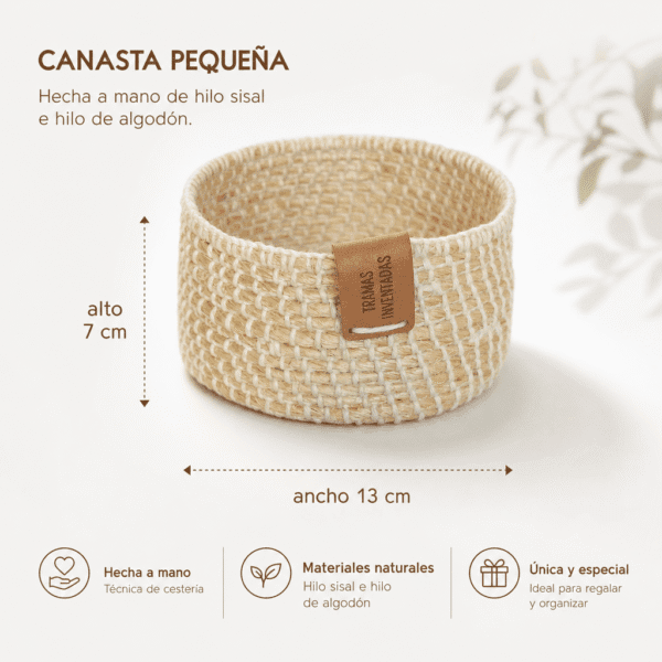Canasta pequeña hecha a mano de hilo sisal e hilo de algodón.