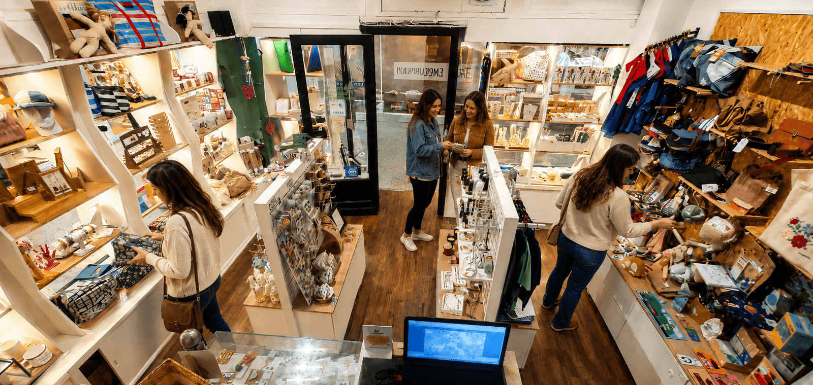 Interior de la tienda EmprendeDoor en Galer&iacute;as Belgrano