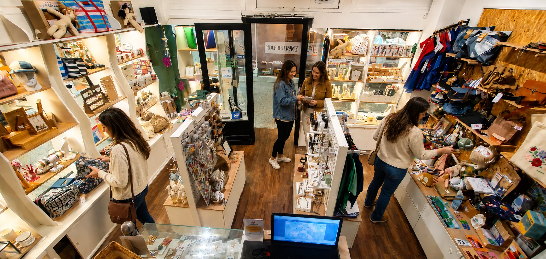 Interior de la tienda EmprendeDoor en Galer&iacute;as Belgrano