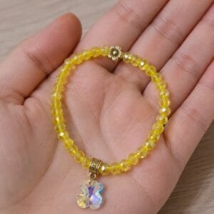 Pulsera amarilla con cristales facetados y dije de cristal tornasolado