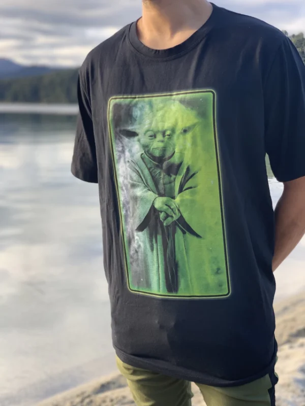 ? REMERA YODA - TALLE L - NEGRO