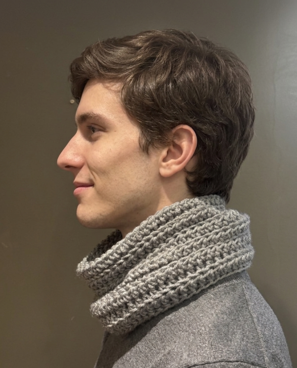 Cuello infinito tejido a crochet color gris