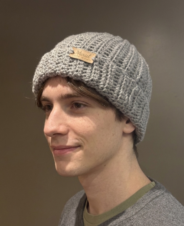 Gorro tejido a crochet color gris