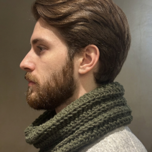 Cuello infinito tejido a crochet color verde militar