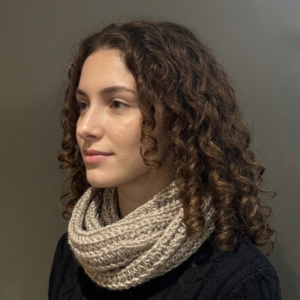 Cuello infinito tejido al crochet en lana Nevilan color visón