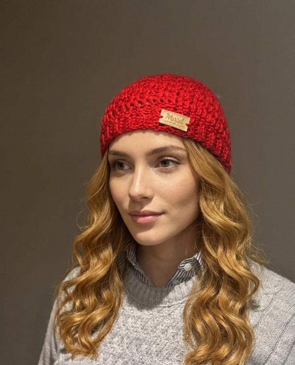 Gorro a crochet color rojo