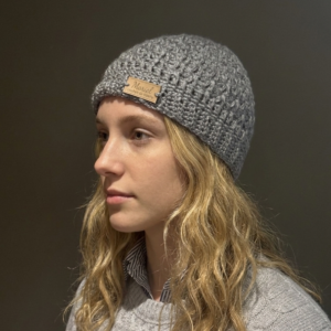 Gorro tejido color gris