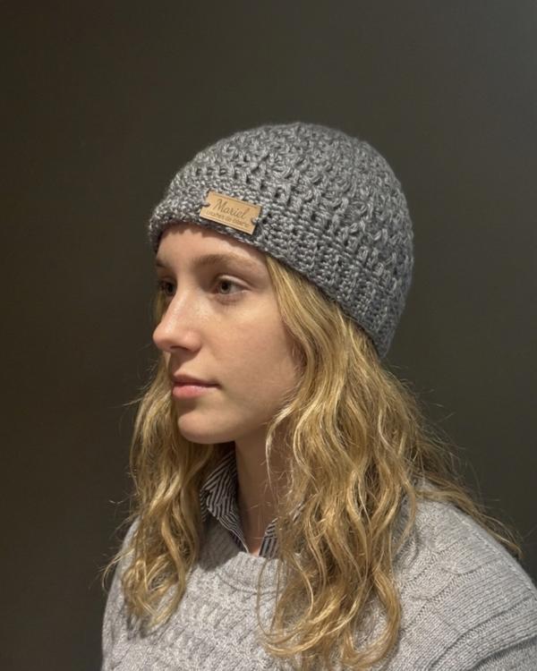 Gorro tejido color gris