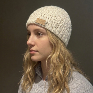 Gorro tejido a crochet en lana Nevilan color crudo