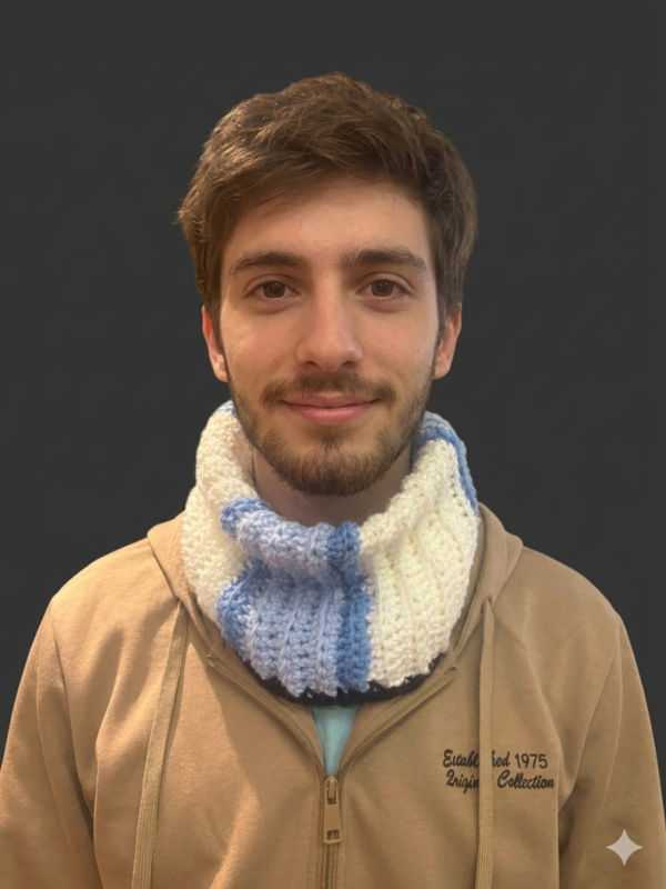 Cuello tejido a mano con los colores de la Selección argentina.