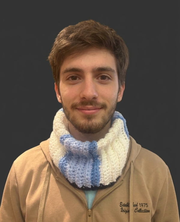 Cuello tejido a mano con los colores de la Selección argentina.