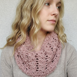 Cuello tejido a crochet en lana Profano color rosa viejo