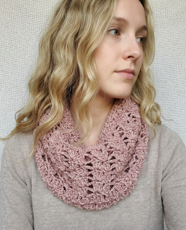 Cuello tejido a crochet con punto fantasía en lana profano, color rosa viejo