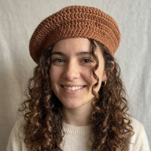 Boina tejida a crochet en lana color dulce de leche