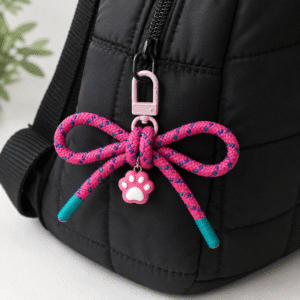 Charm moño fuxia artesanal con sogas de colores