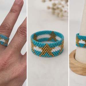 Anillo celeste y blanco artesanal tejido en mostacillas japonesas