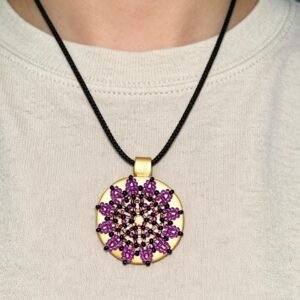 Colgante mandala lila, artesanal en madera de alamo.