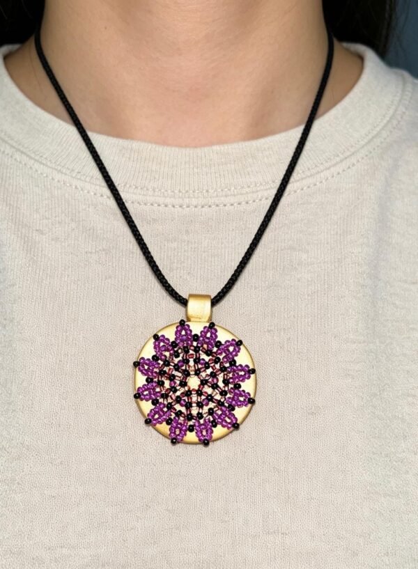 Colgante mandala lila, artesanal en madera de alamo.