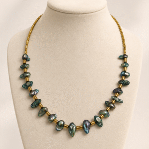 Collar con perlas de río verde y hematita