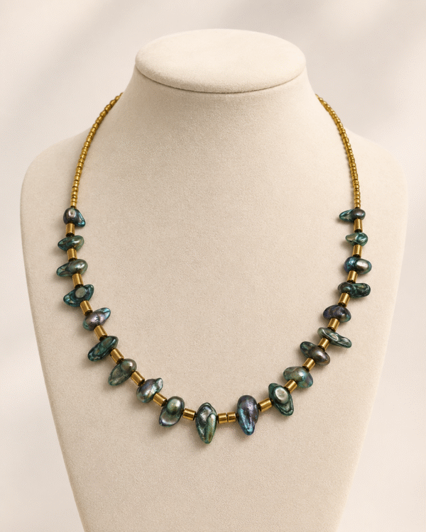 Collar con perlas de río verde y hematita