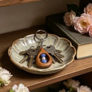 Llavero de madera en forma de gota con cuentas celeste y blanco
