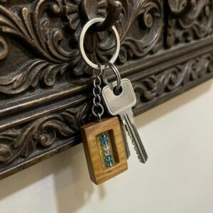 Llavero artesanal de madera con cuentas decorativas.